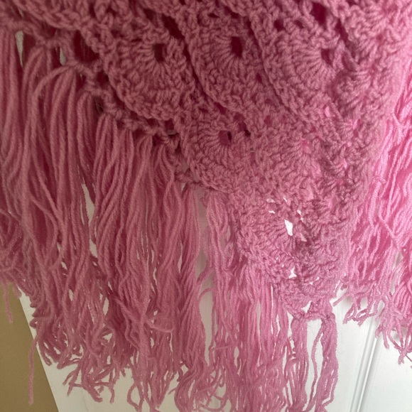 NWOT Crocheted pink shawl with fringes, Grannycore - Picture 7 of 9